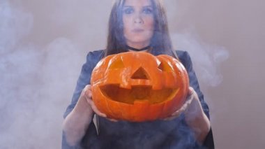 Kadın kabak duman ile ayakta