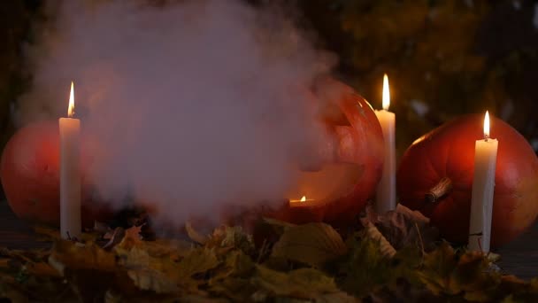 Una calabaza terrible en el humo. Concepto Halloween — Vídeos de Stock