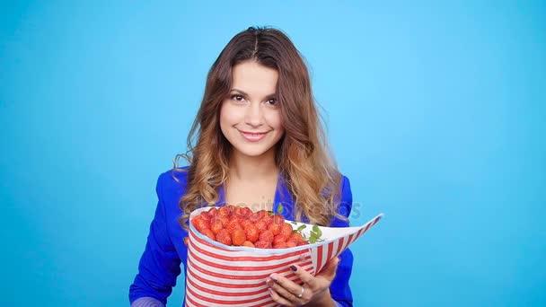 Young woman with a bouquet of strawberries — Stock Video