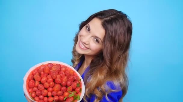 Νεαρή γυναίκα με ένα μπουκέτο από φράουλες — Αρχείο Βίντεο