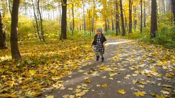 Papa et petite fille s'amusent dans le parc d'automne 