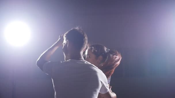 Пара танцующих бачата по ночам — стоковое видео
