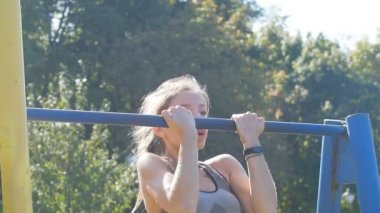 Şirin atletik genç kadının çekme yapması