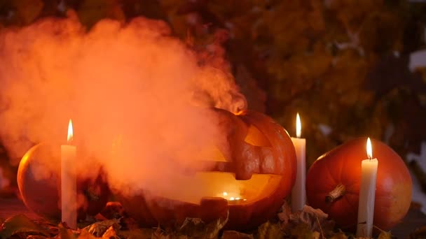 Calabaza de Halloween en el humo — Vídeo de stock