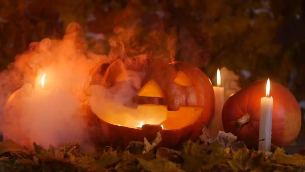 Halloween pompoen in de rook — Stockvideo