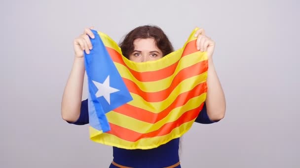 Serious catalan woman with estelada flag. — Stock Video