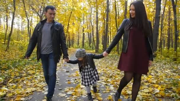 Familie fericită în parcul de toamnă — Videoclip de stoc