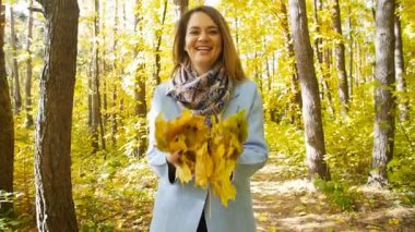 Genç mutlu kadın atma sonbahar yaprakları