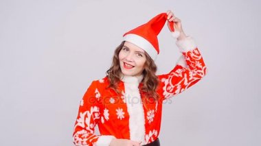 Genç bir kadın Noel Baba dans ediyor