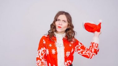 Genç bir kadın Noel Baba dans ediyor