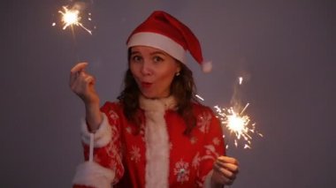 Noel Baba kadın kırmızı Noel ve yeni yıl palto ve şapka maytap holding