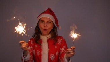 Noel Baba kadın kırmızı Noel ve yeni yıl palto ve şapka maytap holding