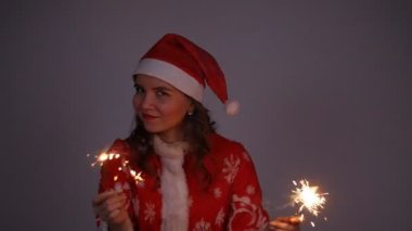 Noel Baba kadın kırmızı Noel ve yeni yıl palto ve şapka maytap holding