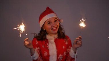 Noel Baba kadın kırmızı Noel ve yeni yıl palto ve şapka maytap holding