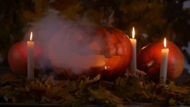 Cadılar Bayramı Balkabağı ve mumlar yaprakları ve duman