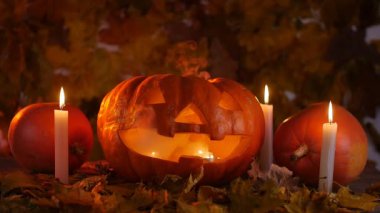 Cadılar Bayramı Balkabağı ve mumlar yaprakları ve duman