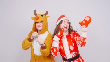 Santa claus şapka ve erkek geyik karnaval kılık bir genç kadın. Eğlenceli, tatil ve Noel