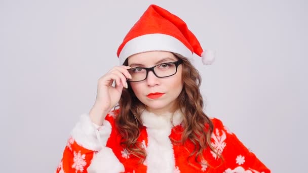 Cute Woman wearing Santa Claus hat and glasses — Stock Video