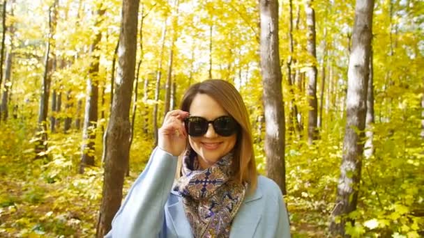 Mooie mode vrouw in herfst park — Stockvideo