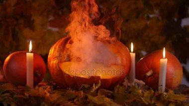 Cadılar Bayramı Balkabağı yüzünde ahşap arka plan ve sonbahar yaprakları