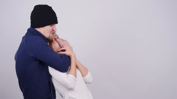 家庭内暴力。男を打つし、女性を締め付ける — ストック動画