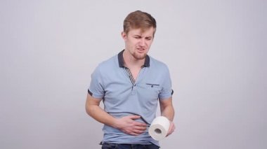 Gri bir arka plan üzerinde bir mide ağrısı olan adam