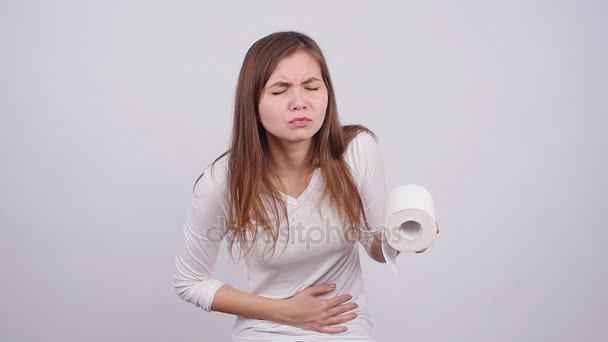 Mujer joven con dolor de estómago — Vídeos de Stock