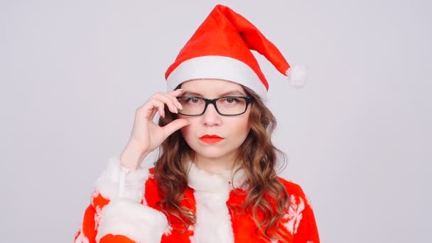 サンタ クロース服やメガネを身に着けている美しい女性 — ストック動画