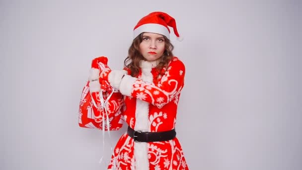 Irritada Miss Santa com um saco de presentes — Vídeo de Stock