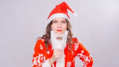 Komik Noel kız kırmızı kabarık Santa şapka ve sakal