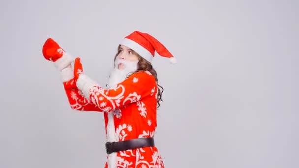 Смешные танцы Рождественская девушка с красной пушистой Санта-Шляпа — стоковое видео
