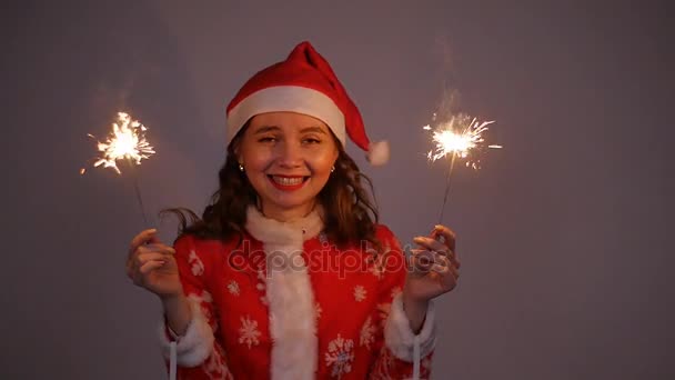 Joven santa claus mujer en Navidad roja o sombrero de año nuevo celebración sparkler — Vídeo de stock