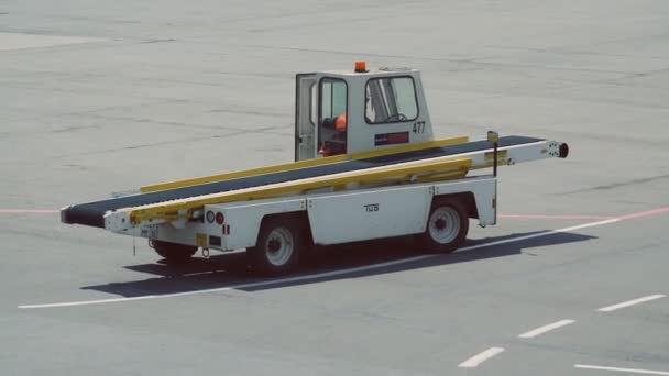 MOSCÚ, RUSIA - 25 DE MAYO DE 2017 Tractor especial en el aeropuerto — Vídeos de Stock