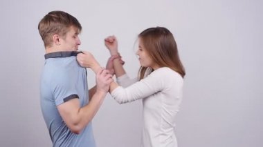 Erkek ve kadın kavga ediyorlar. Ailesi korkunç aile içi şiddet