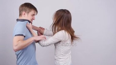 Erkek ve kadın kavga ediyorlar. Ailesi korkunç aile içi şiddet