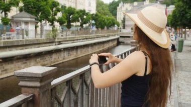 Kız seyahat are istimal a acımak telefon eski şehrin görüntüsünü yakalamak için