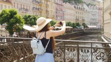 Kız seyahat are istimal a acımak telefon eski şehrin görüntüsünü yakalamak için