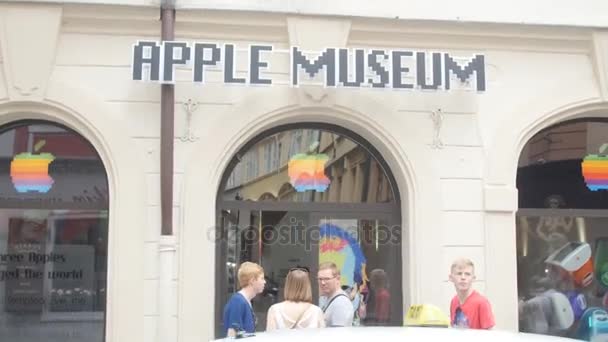 Praga, República Checa, 15 de mayo de 2017: Museo de Apple en Praga — Vídeos de Stock