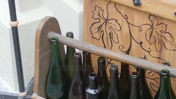 Riciclare vecchia bottiglia di vetro in scatola di legno — Video Stock