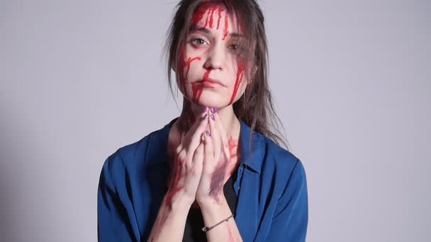 Μια νεαρή γυναίκα με μώλωπες και το αίμα στο πρόσωπό της. Ενδοοικογενειακή βία — Αρχείο Βίντεο