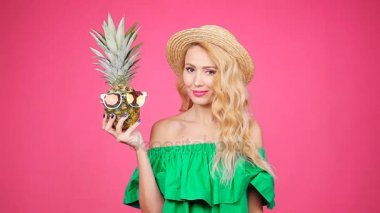 Moda yaz iki büyük tatlı ananas tutan genç güzel kadın portresi