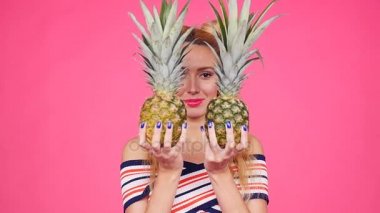 Moda yaz iki büyük tatlı ananas tutan genç güzel kadın portresi