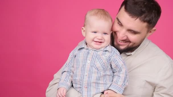 Sorridente padre giocare con bambino figlio — Video Stock