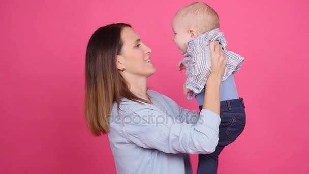 Madre e figlio si divertono in casa — Video Stock