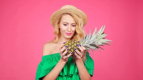 Retrato de verano de moda de una joven mujer bonita sosteniendo dos grandes piñas dulces — Vídeo de stock