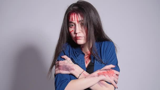 Egy fiatal nő, aki szenved a családon belüli erőszak. Zúzódások és a vér az arcon — Stock videók