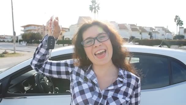 Šťastná žena ukazující The Key Of nové auto venku — Stock video
