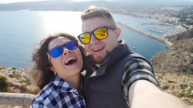 Mutlu genç sevgi dolu çift selfie dağlar denize yakın taking