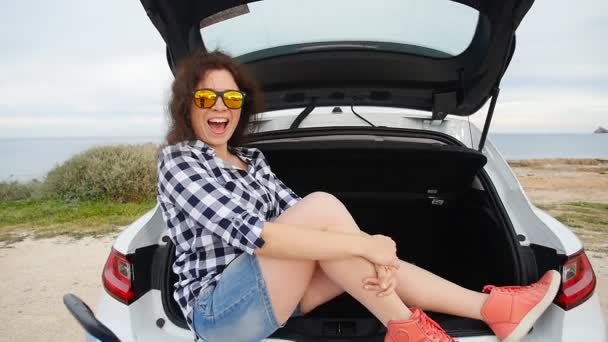 Happy woman traveler with suitcases near her car — Stock Video