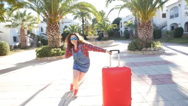 Счастливая молодая женщина в отпуске весело — стоковое видео